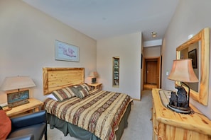 Appartement, 3 slaapkamers | 3 slaapkamers, een laptopwerkplek, een strijkplank/strijkijzer