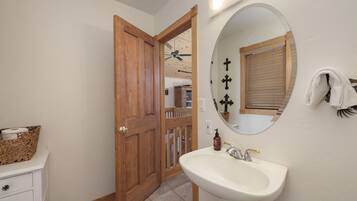 House, 4 Bedrooms | Bathroom | Towels, shampoo