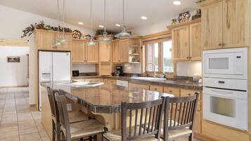 House, 4 Bedrooms | Private kitchen | Fridge, microwave, oven, dishwasher