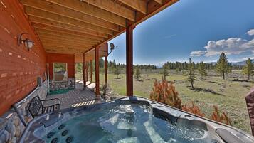 House, 4 Bedrooms | Outdoor spa tub