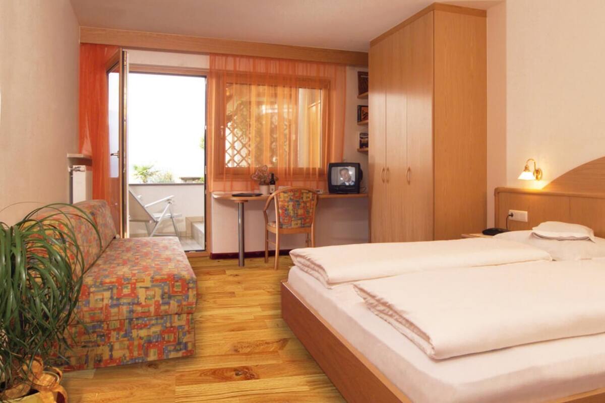 Hypo-allergenic bedding, minibar, in-room safe, desk