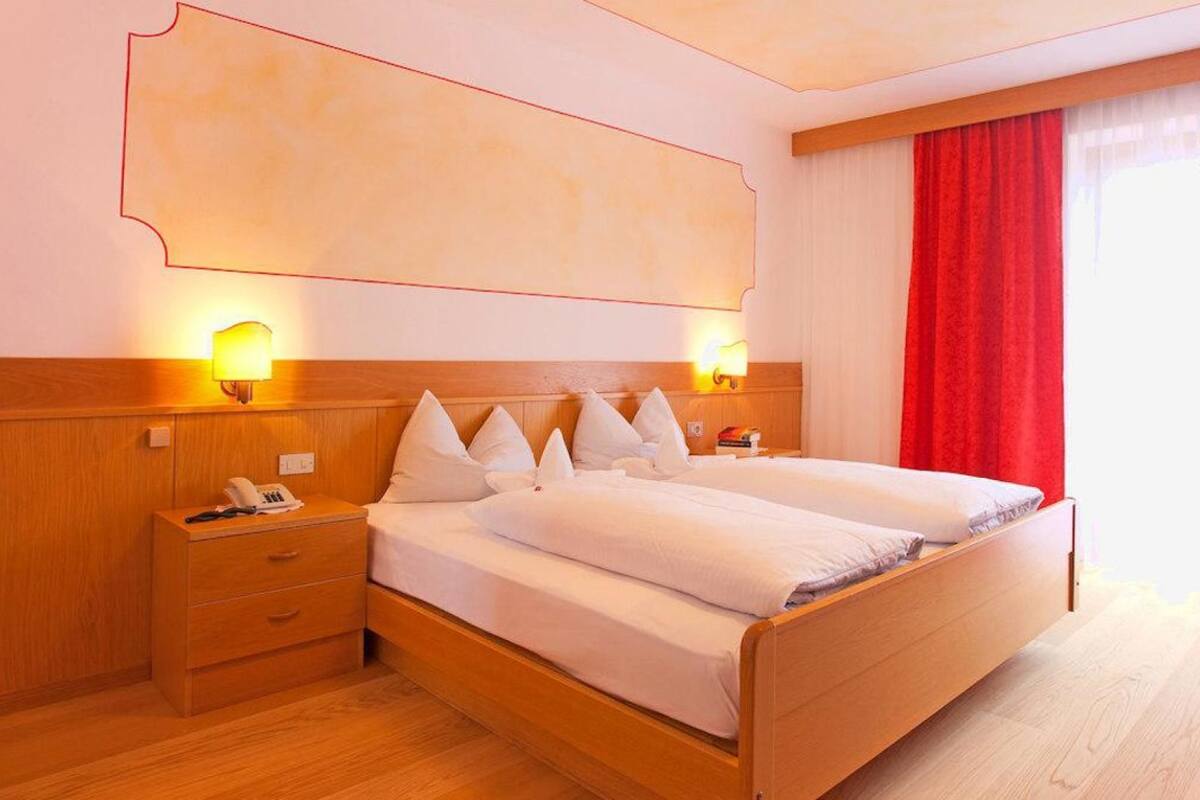 Hypo-allergenic bedding, minibar, in-room safe, desk