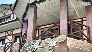 Entrada de hotel com uma placa indicando 