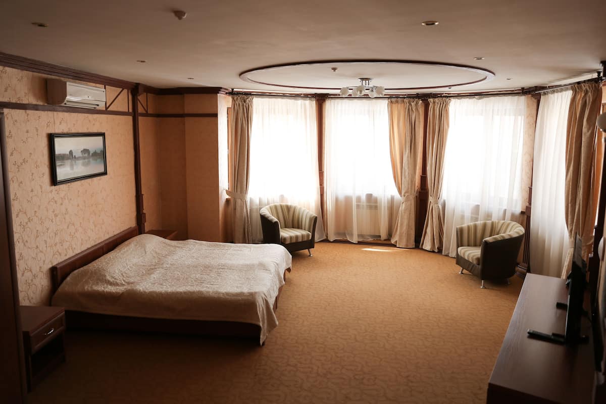 Minibar, desk, soundproofing, iron/ironing board (on request)