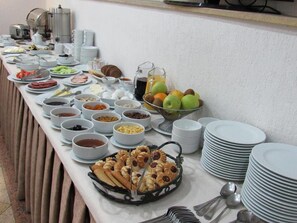 Free daily buffet breakfast