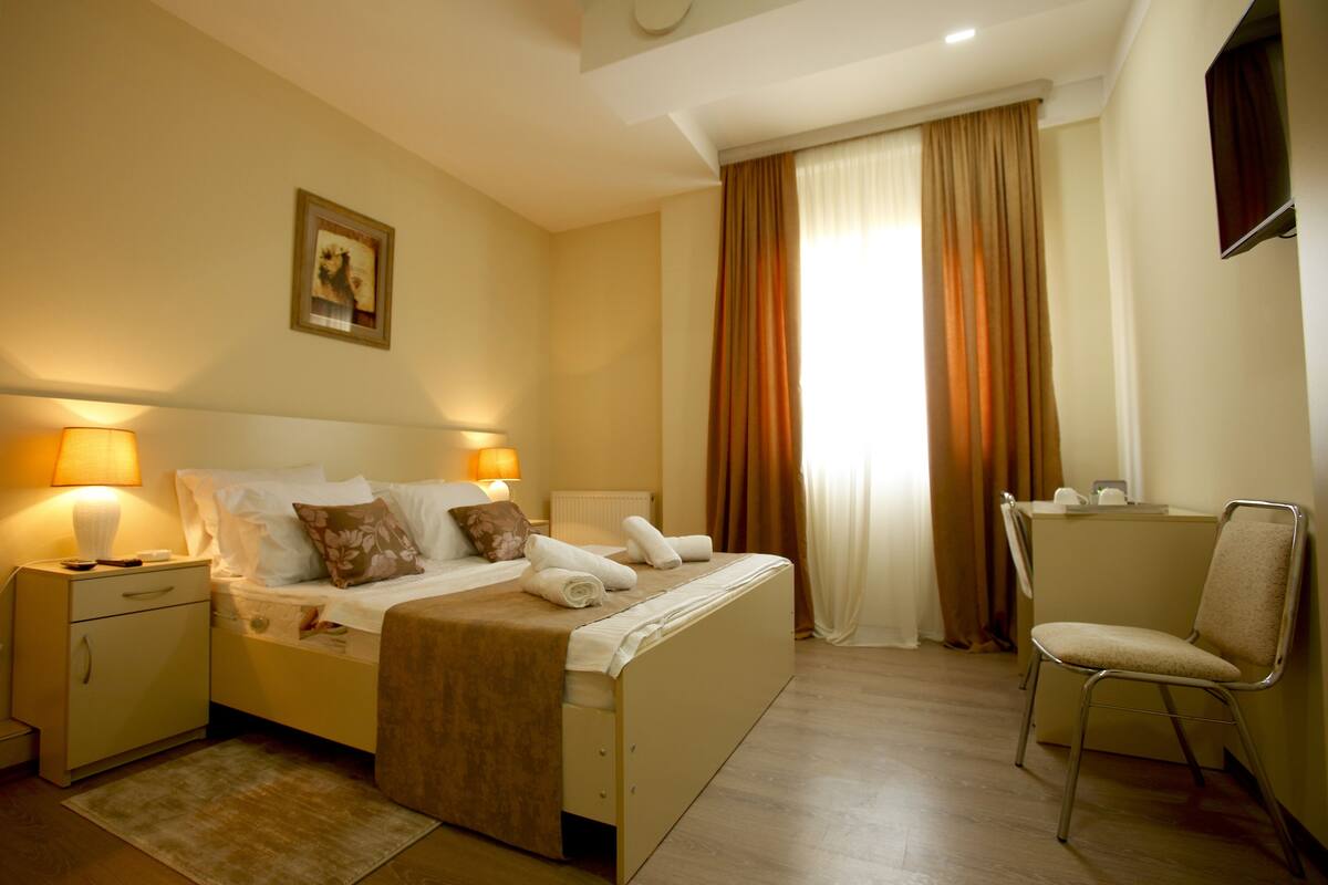 Desk, soundproofing, iron/ironing board, free cots/infant beds