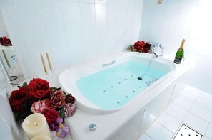 Bathrobes, slippers, bidet, towels - ishidu hotel blanc chapel christmas - Adults Only (Sakai)