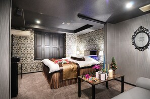 Habitación básica, 1 cama Queen size, para fumadores | Edredón, decoración personalizada, muebles diferentes y insonorización