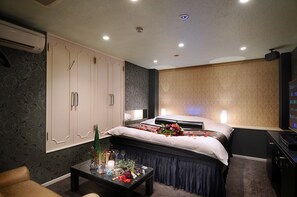 Basic Room, 1 Queen Bed, Smoking | Down duvets, individually decorated, individually furnished - ishidu hotel blanc chapel christmas - Adults Only (Sakai)