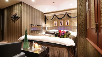 Basic Room, 1 Queen Bed, Smoking | Down comforters, individually decorated, individually furnished