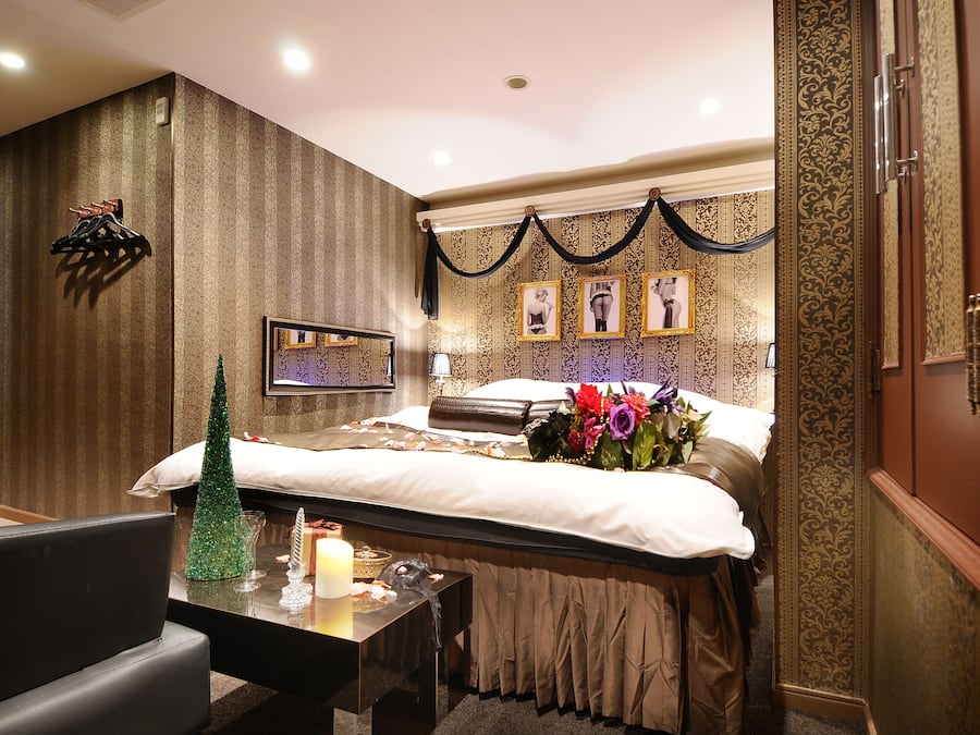 Basic Room, 1 Queen Bed, Smoking | Down comforters, individually decorated, individually furnished