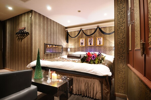 Habitación básica, 1 cama Queen size, para fumadores | Edredón, decoración personalizada, muebles diferentes y insonorización