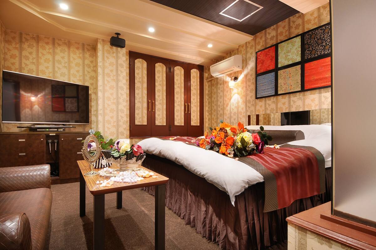 Basic Room, 1 Queen Bed, Smoking | Down duvets, soundproofing, free WiFi, individually decorated