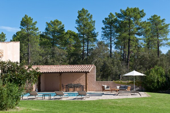 Et oppvarmet basseng og solsenger