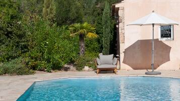 Alberca climatizada y camastros