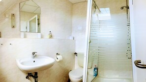 Apartment, 2 Bedrooms (#2 (incl. cleaning fee)) | Bathroom | Hair dryer, towels