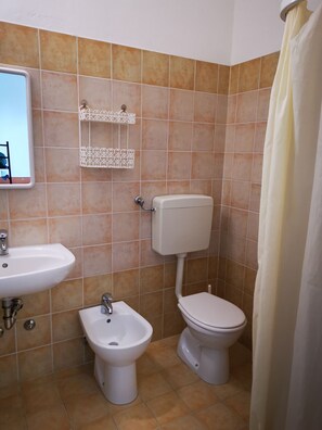 Habitación cuádruple económica, en edificio contiguo | Baño | Regadera, regadera tipo lluvia, amenidades de baño gratuitas