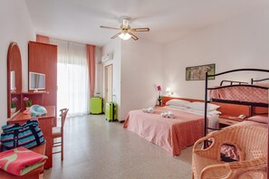 Habitación cuádruple familiar | Caja de seguridad en la habitación y escritorio