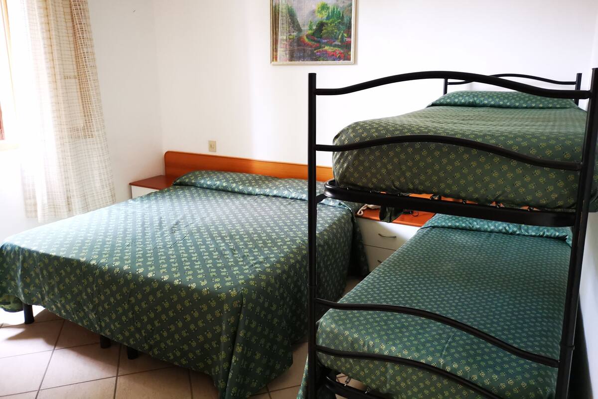 Habitación cuádruple económica, en edificio contiguo | Caja de seguridad en la habitación y escritorio