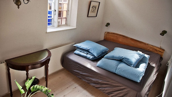 Soundproofing, free WiFi, bed sheets