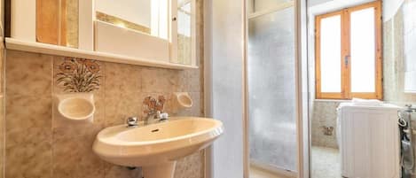 Douche, sĂšche-cheveux, bidet