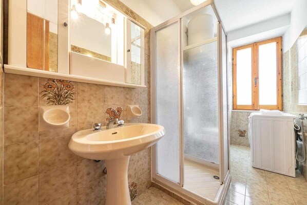Doccia, asciugacapelli, bidet