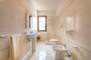Een douche, een haardroger, een bidet, handdoeken