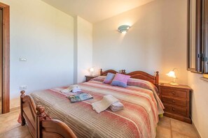 3 bedrooms, iron/ironing board, bed sheets
