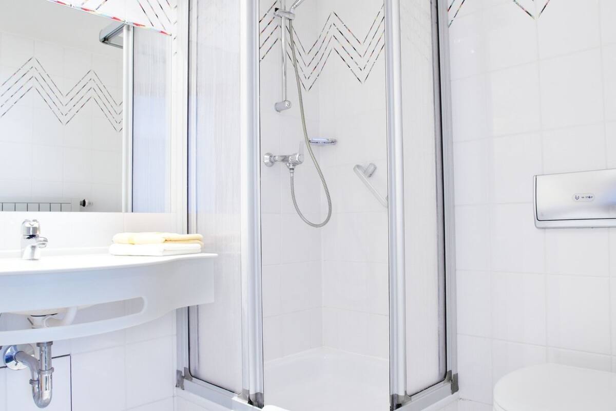 standard double room, private bathroom | bathroom