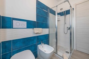 Douche, sèche-cheveux, bidet, serviettes fournies