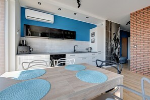 Superior Apartment, 2 Bedrooms, Balcony (Dluga Grobla 10/84) | Dapur kecil peribadi | Peti sejuk/penyejuk beku saiz penuh, ketuhar gelombang mikro, ketuhar 