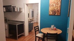 Grand réfrigérateur, micro-ondes, plaque de cuisson