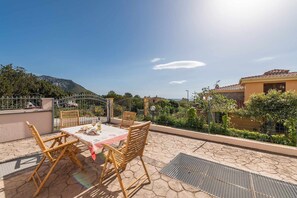 Outdoor dining - VILLINO PANNA: delightful cottage (Cala Gonone)
