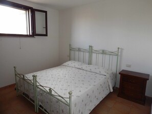 2 bedrooms, bed sheets