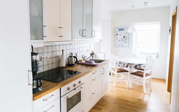 Apartment, 3 Bedrooms | Private kitchen | Fridge, microwave, cookware/dishes/utensils