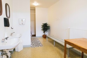 Shower, free toiletries, slippers, towels - Tangahús Guesthouse (Borðeyri)