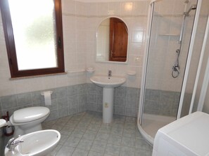 Dusche, Bidet, Handtücher
