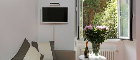 Suite, Blick auf den Innenhof | Zimmersafe, individuell dekoriert, individuell eingerichtet