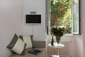 Suite, uitzicht op de binnenplaats | Een kluis op de kamer, individueel gedecoreerd, individueel gemeubileerd