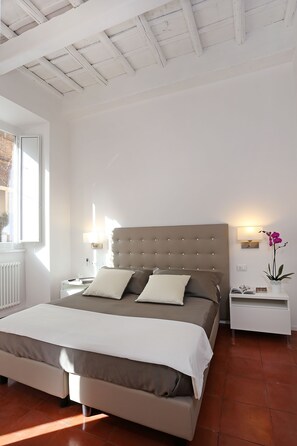 Junior suite, uitzicht op de binnenplaats | Een kluis op de kamer, individueel gedecoreerd, individueel gemeubileerd