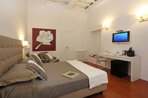 Suite, Courtyard View | Television - Domus Croce (Rome)