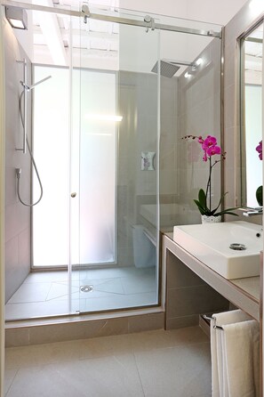 Suite, Blick auf den Innenhof | Dusche im Bad