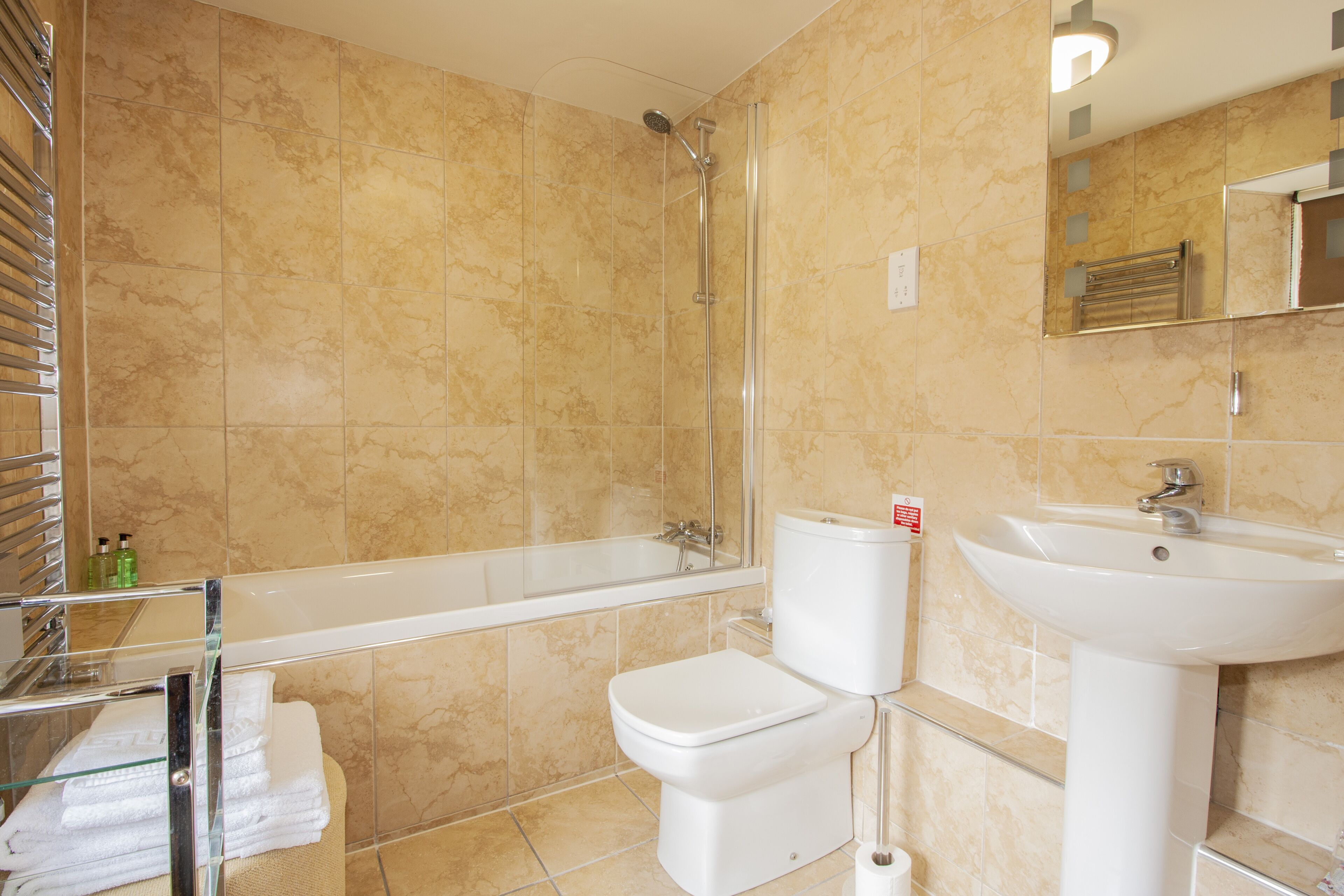 Un baño con bañera, inodoro y lavabo.