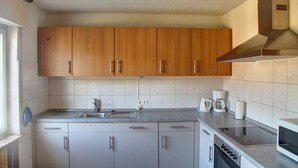 Apartamento (Hesborn 3; incl. 60 EUR cleaning fee) | Cocina privada | Cafetera o tetera, frigorífico, microondas y placa de cocina