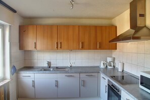 Appartement (Hesborn 3; incl. 60 EUR cleaning fee) | Privékeuken | Een koelkast, een magnetron, een kookplaat