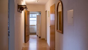 Apartamento (Hesborn 1; incl. 60 EUR cleaning fee) | Zona de estar | Una televisión de pantalla plana