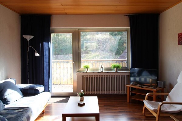 Appartement (Hesborn 5; incl. 60 EUR cleaning fee) | Woonkamer | Een flatscreentelevisie