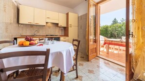Outdoor dining - COLLODI HOUSE: convenient to the beach and main services (Cala Gonone)