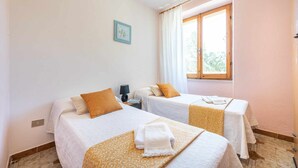 4 bedrooms, iron/ironing board, bed sheets - COLLODI HOUSE: convenient to the beach and main services (Cala Gonone)
