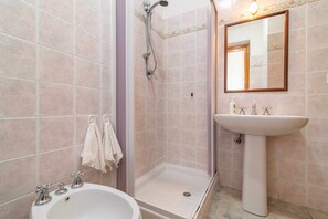 Douche, sèche-cheveux, bidet, serviettes fournies